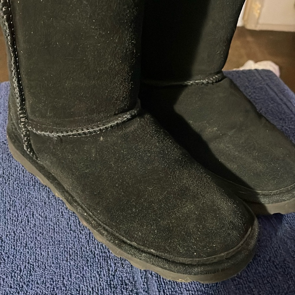 A size 7 Bearpawboot, and very good condition